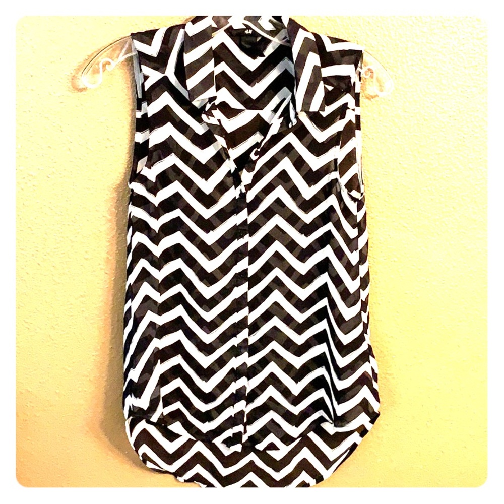 Like NEW. H&M Black/White Chevron Blouse